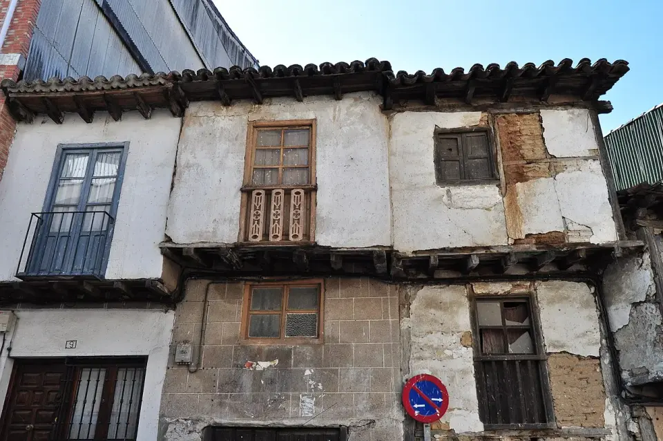 Casa tradicional de Cabezuela del Valle con balcones de madera y entramado en la fachada