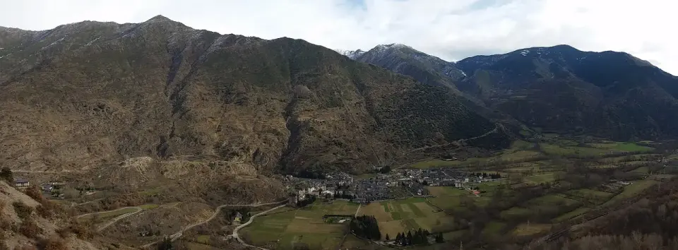 Vista panorámica del valle de Àneu con el pueblo de Esterri d'Àneu al pie de las montañas