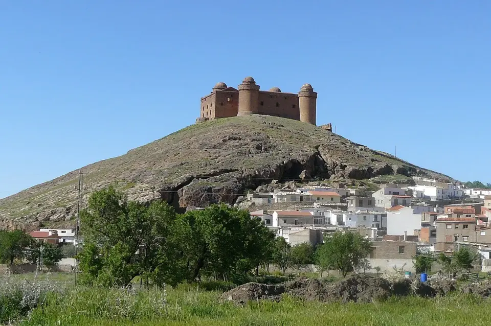 El castillo de La Calahorra en lo alto de un cerro sobre las casas blancas del pueblo