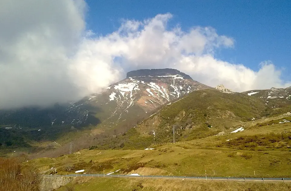 Peña Labra con restos de nieve y nubes, vista desde los pastos del entorno de Piedrasluengas