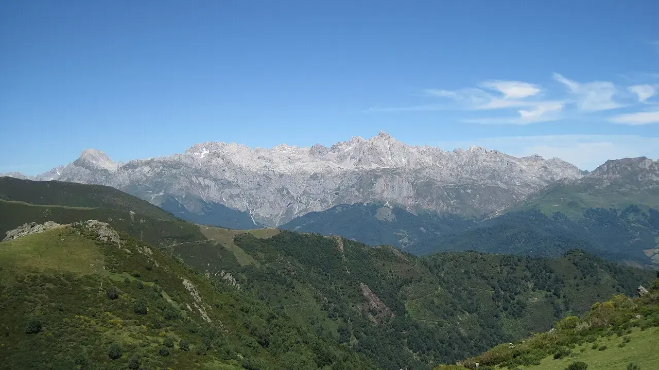 Panorámica del macizo de los Urrieles, en los Picos de Europa, desde el collado de Llesba