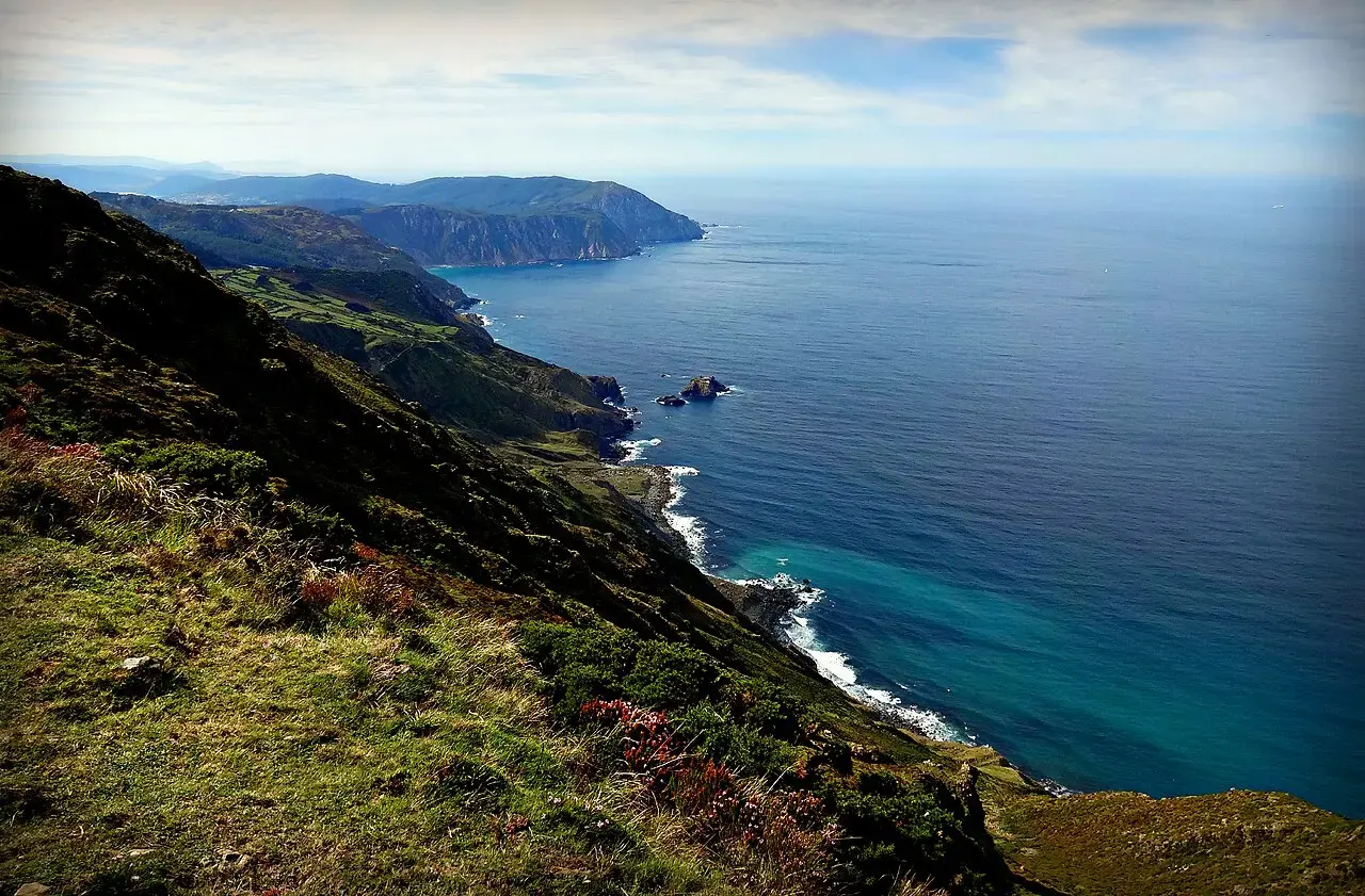 Acantilados verdes de la sierra da Capelada cayendo sobre el Atlántico desde Vixía Herbeira, con el mar turquesa al pie
