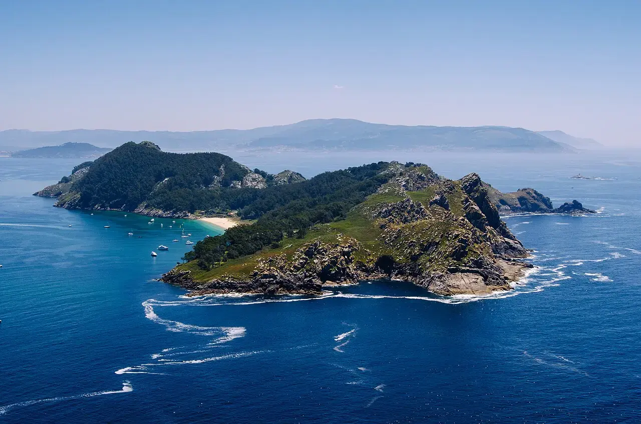 Las islas Cíes vistas desde el aire, con sus playas de arena blanca y el mar azul intenso a la entrada de la ría de Vigo