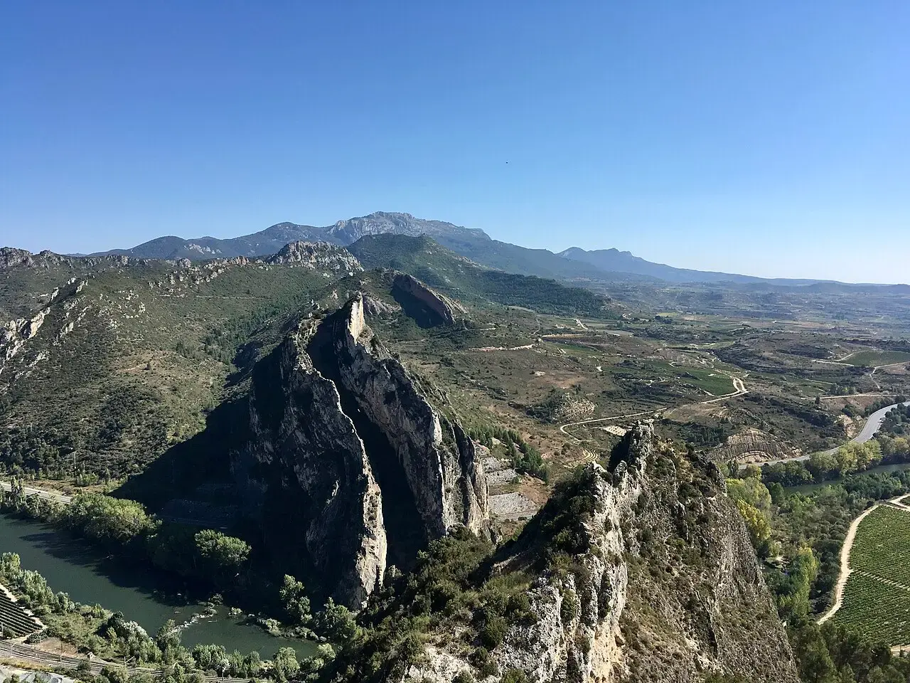 Las Conchas de Haro: el río Ebro entre peñas calizas, con viñedos en el valle y la sierra de Toloño al fondo