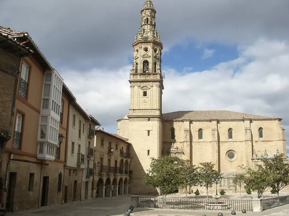 Plaza de Briones con casas de balcones y la iglesia de la Asunción, de alta torre barroca