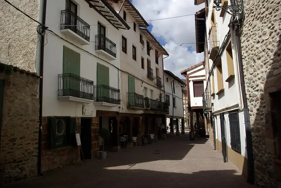 Calle de Ezcaray con soportales y casas blancas de balcones de forja