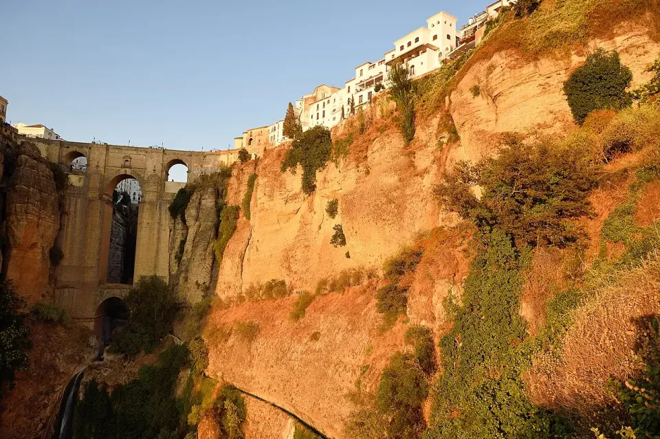 El Puente Nuevo de Ronda sobre el tajo del río Guadalevín, con las casas blancas al borde del precipicio