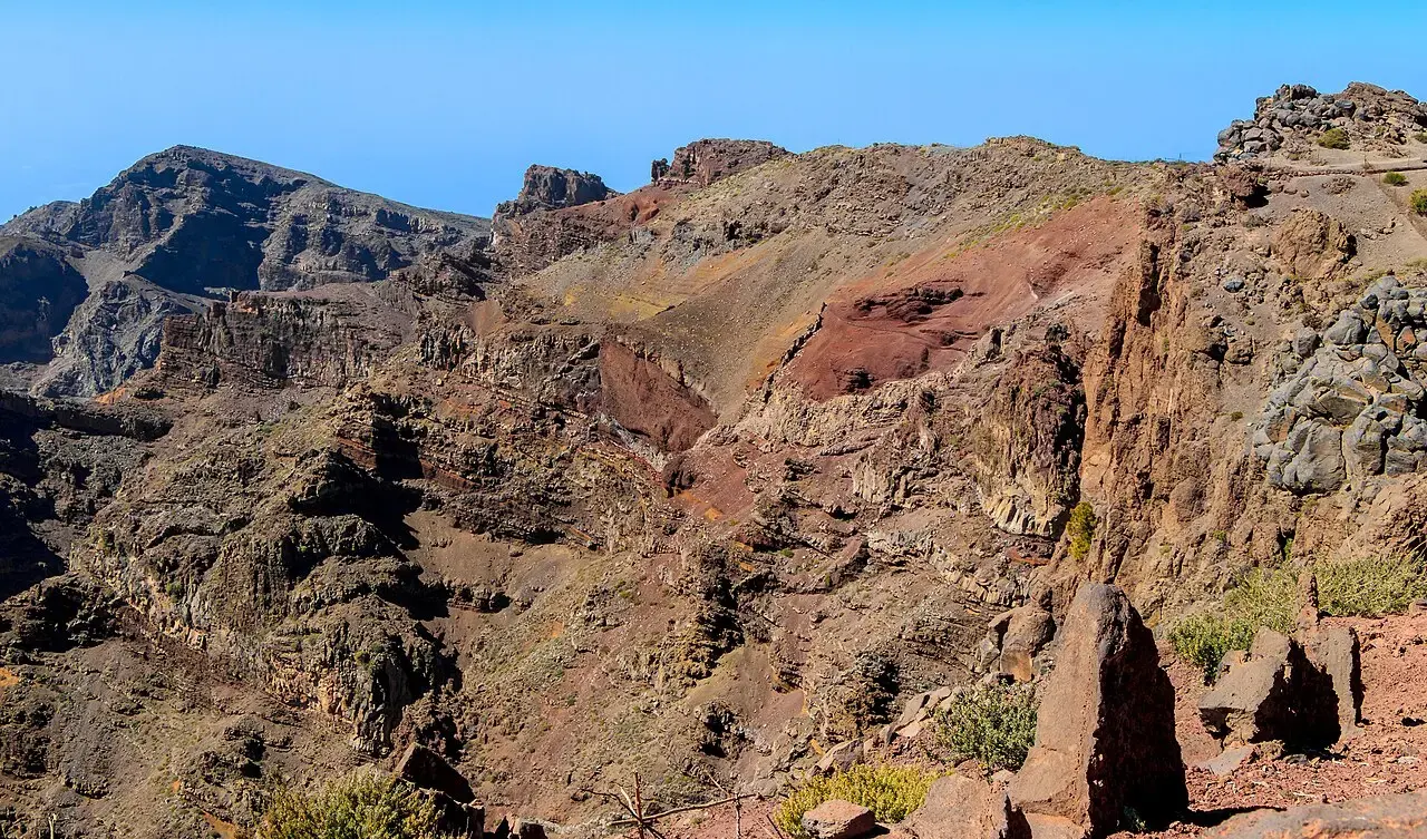 Paredes rocosas de tonos rojizos y ocres al borde de la Caldera de Taburiente, junto al Roque de los Muchachos