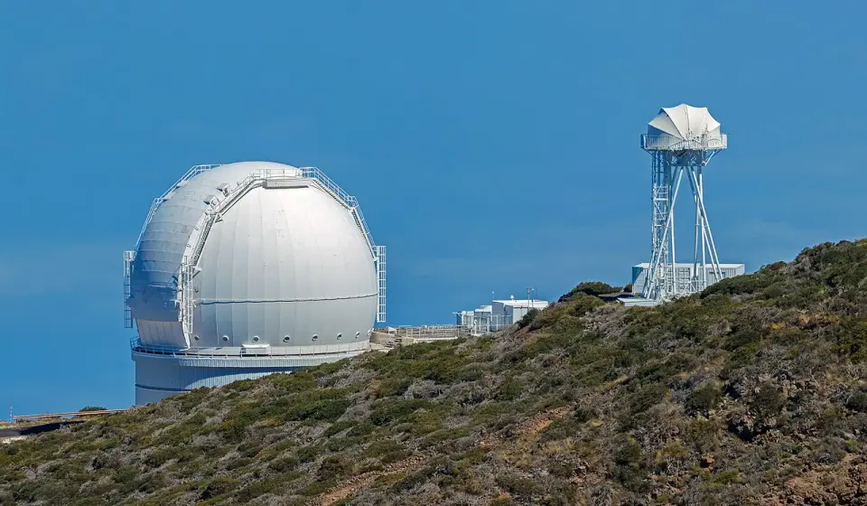 Cúpula blanca del telescopio William Herschel y la torre del telescopio abierto holandés en el Observatorio del Roque de los Muchachos
