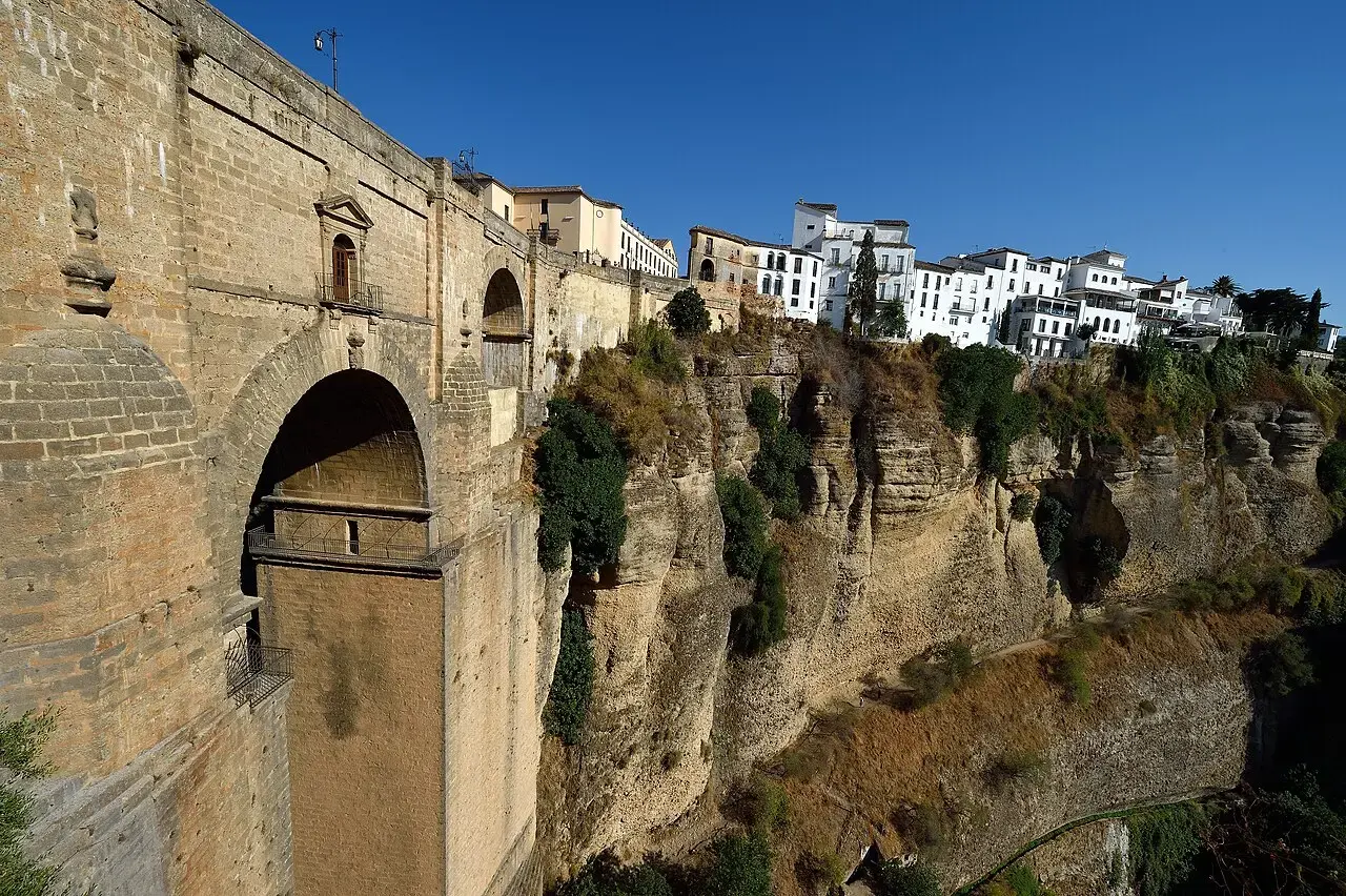 El Puente Nuevo de Ronda, de piedra y con un gran arco, sobre el tajo del Guadalevín, con casas blancas al borde del precipicio