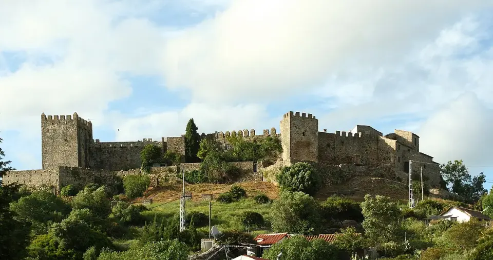 Murallas y torres del castillo de Castellar de la Frontera sobre un cerro verde del parque natural de Los Alcornocales