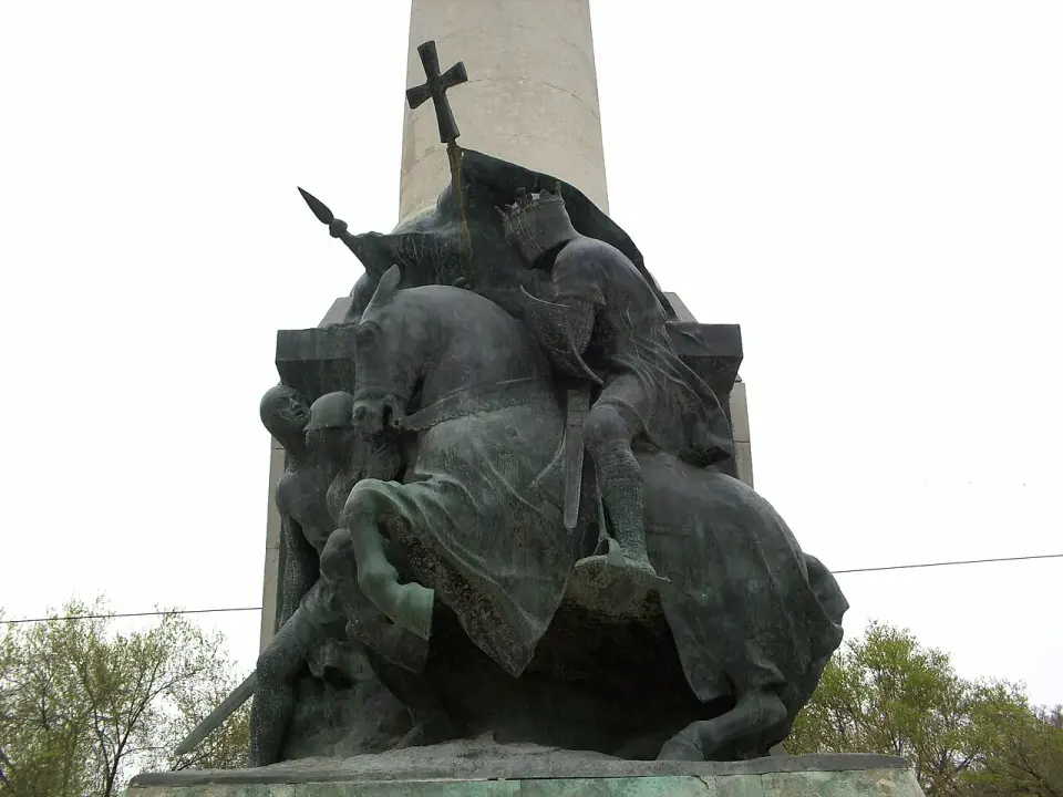 Grupo escultórico de bronce con un rey a caballo y un portaestandarte con una cruz, en el Monumento a las Batallas de Jaén