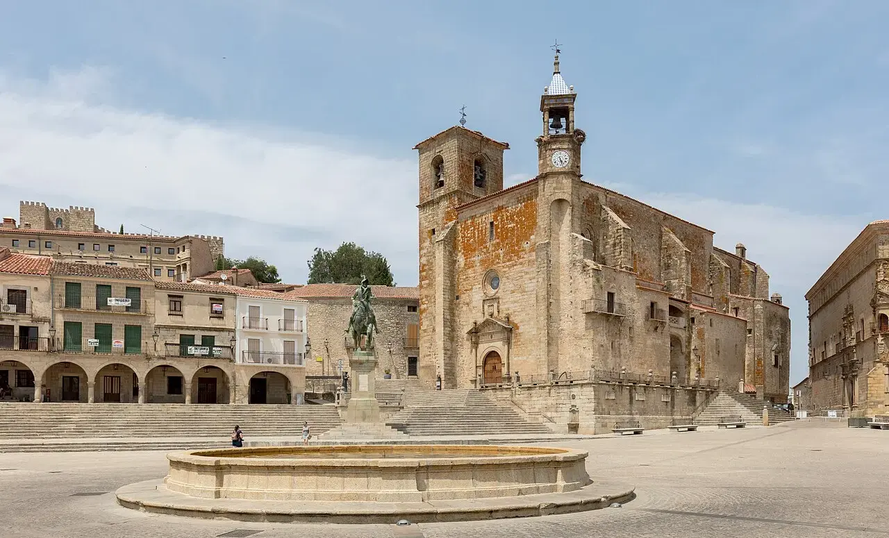 Plaza Mayor de Trujillo con soportales, la iglesia de San Martín y la estatua ecuestre de Francisco Pizarro en el centro