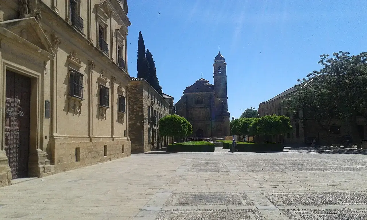 Plaza Vázquez de Molina en Úbeda, con palacios renacentistas de piedra dorada y la Sacra Capilla del Salvador al fondo