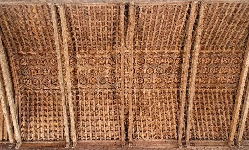 Armadura de madera de la nave central de la iglesia de San Cipriano de Fontiveros, con lacería mudéjar de estrellas