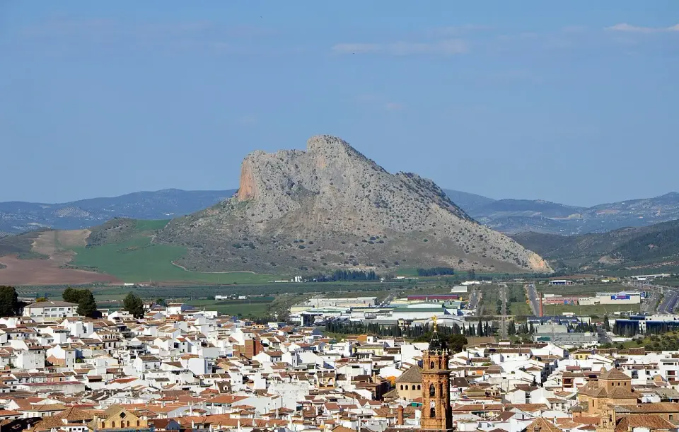 Casas blancas de Antequera en primer plano y, al fondo, la Peña de los Enamorados, una gran mole de roca sobre la vega