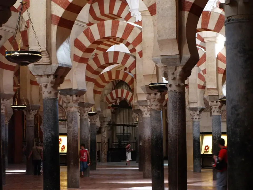 Arcos de herradura bicolores, con dovelas rojas y blancas, sobre columnas en el interior de la Mezquita-catedral de Córdoba