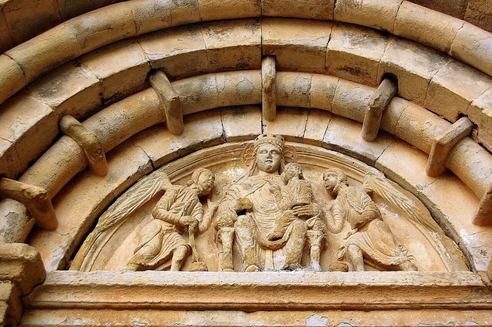 Tímpano románico de la portada de la iglesia del monasterio de Vallbona, con la Virgen y el Niño entre dos figuras