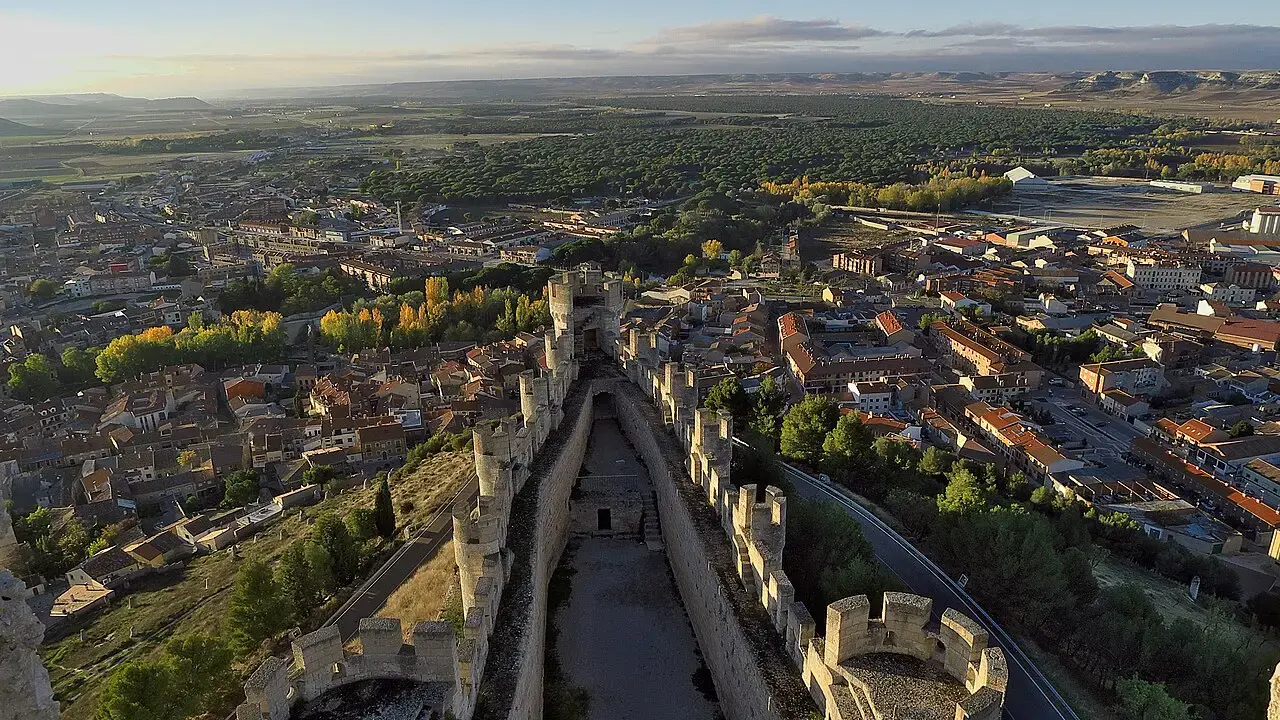 Vista aérea de Peñafiel desde su castillo, con el adarve almenado en primer plano y el pueblo y la vega del Duero al fondo