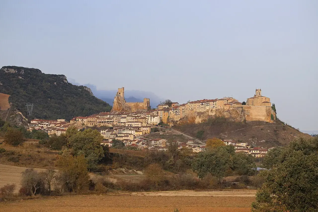 Frías encaramada sobre una peña con el castillo de los Velasco y las casas colgadas, sobre campos de cultivo