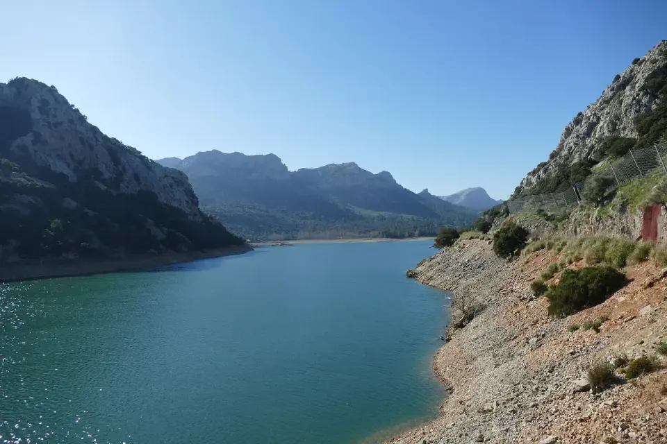 Embalse del Gorg Blau entre montañas de la Serra de Tramuntana, visto desde su mirador junto a la MA-10