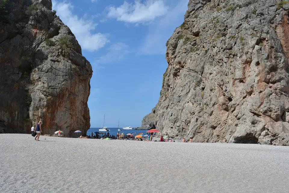 Playa de cantos en la desembocadura del Torrent de Pareis, entre dos paredes de roca, en Sa Calobra