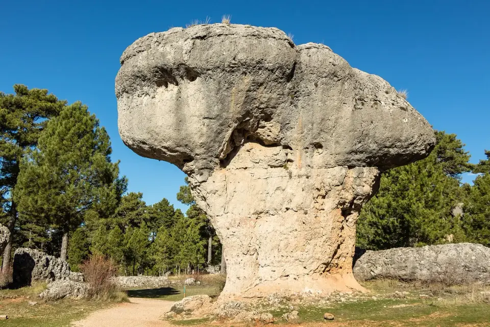 Gran roca caliza con forma de martillo o de seta gigante, entre pinos, en la Ciudad Encantada