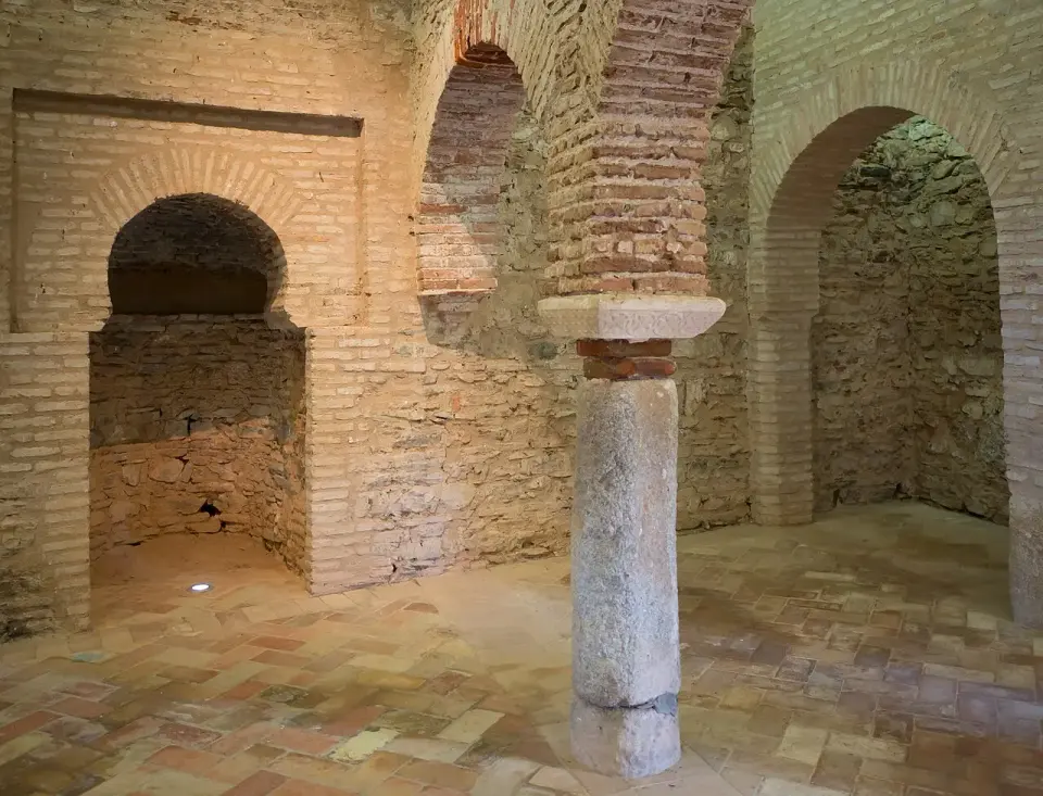 Interior de la mezquita de Almonaster la Real, con arcos de ladrillo apoyados en columnas antiguas