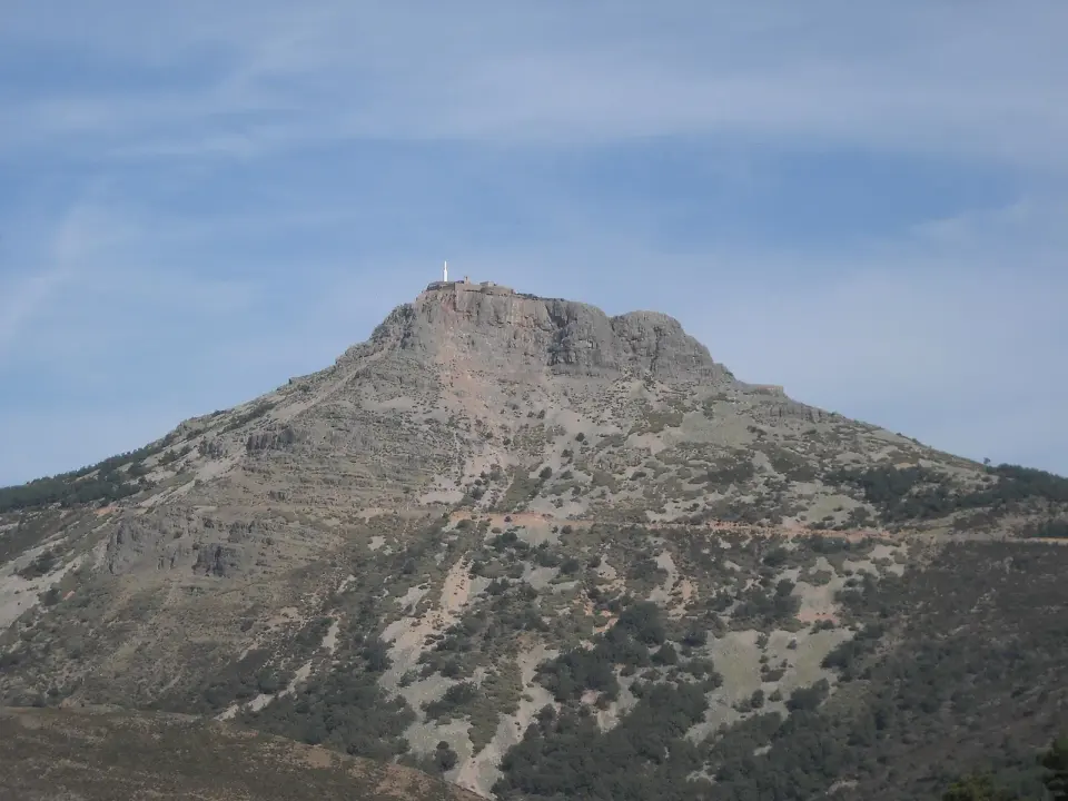 La Peña de Francia, cumbre rocosa con el santuario en lo alto, vista desde La Alberca