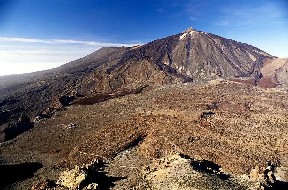 El Teide y el Pico Viejo vistos desde lo alto, sobre la llanura volcánica de Las Cañadas