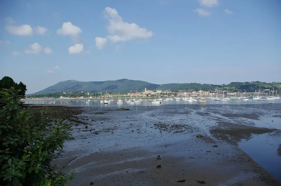 Bahía de Txingudi en marea baja con el puerto deportivo de Hondarribia y el monte Jaizkibel al fondo