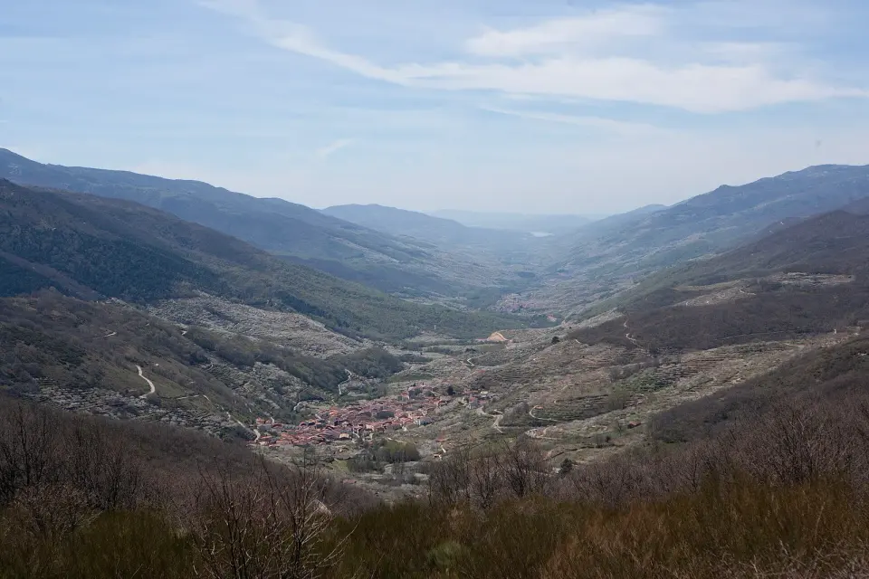 Vista del Valle del Jerte desde el mirador del puerto de Tornavacas, con las laderas de montaña y los pueblos al fondo del valle