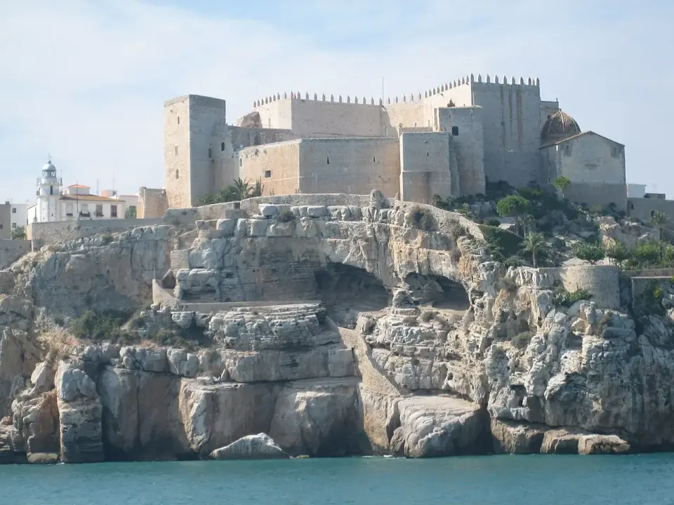 El castillo de Peñíscola sobre el peñón rocoso, con sus muros de piedra clara y el mar a sus pies