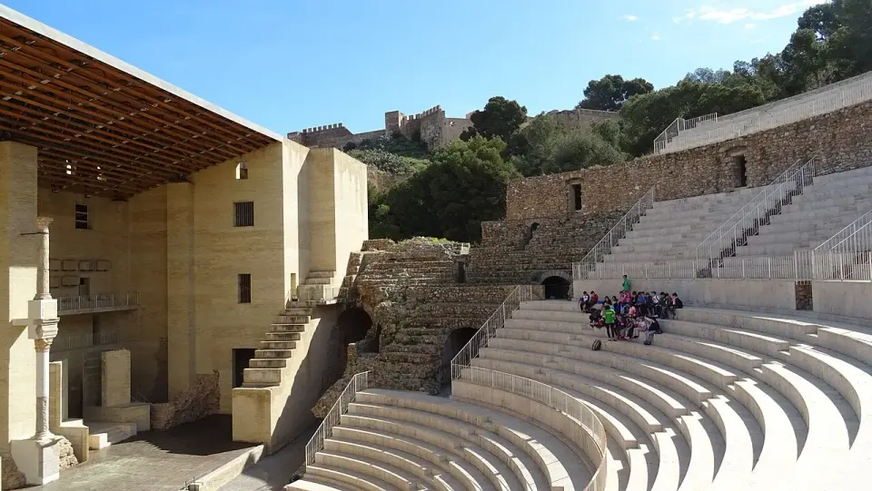 Graderío restaurado del teatro romano de Sagunto, con la escena de piedra a la izquierda y el castillo en lo alto del cerro