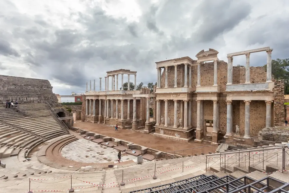 Escena del teatro romano de Mérida, con dos pisos de columnas y las gradas de piedra en primer plano
