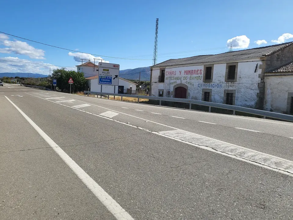La carretera N-630 a su paso por Villar de Plasencia, en la provincia de Cáceres, con una antigua venta junto al arcén
