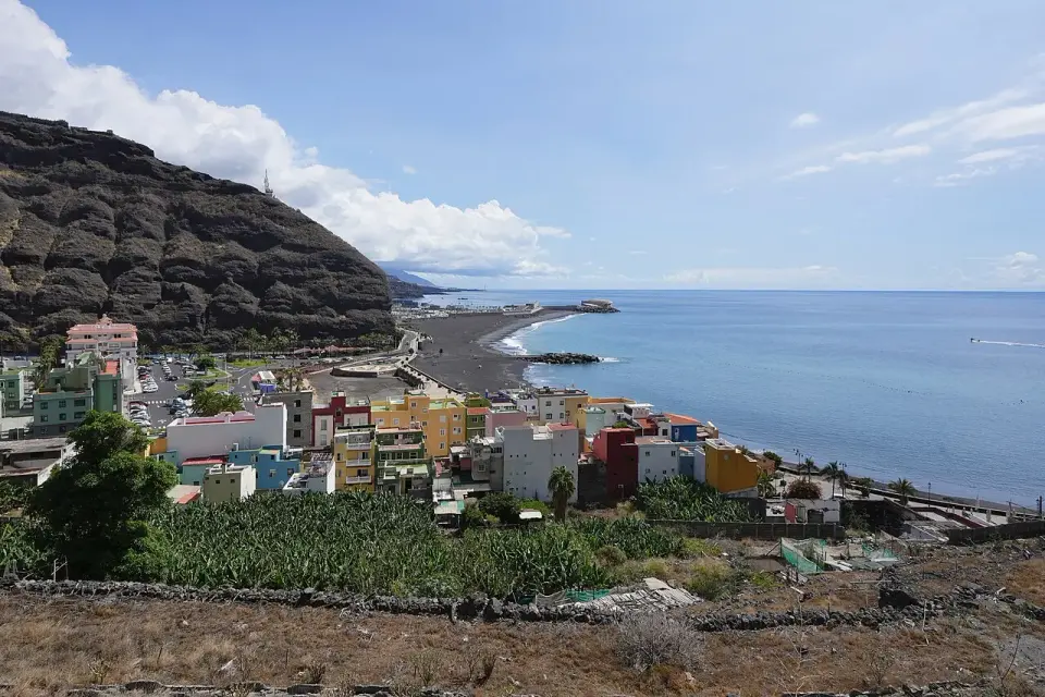 Puerto de Tazacorte con casas de colores, plataneras y la playa de arena negra al pie del acantilado
