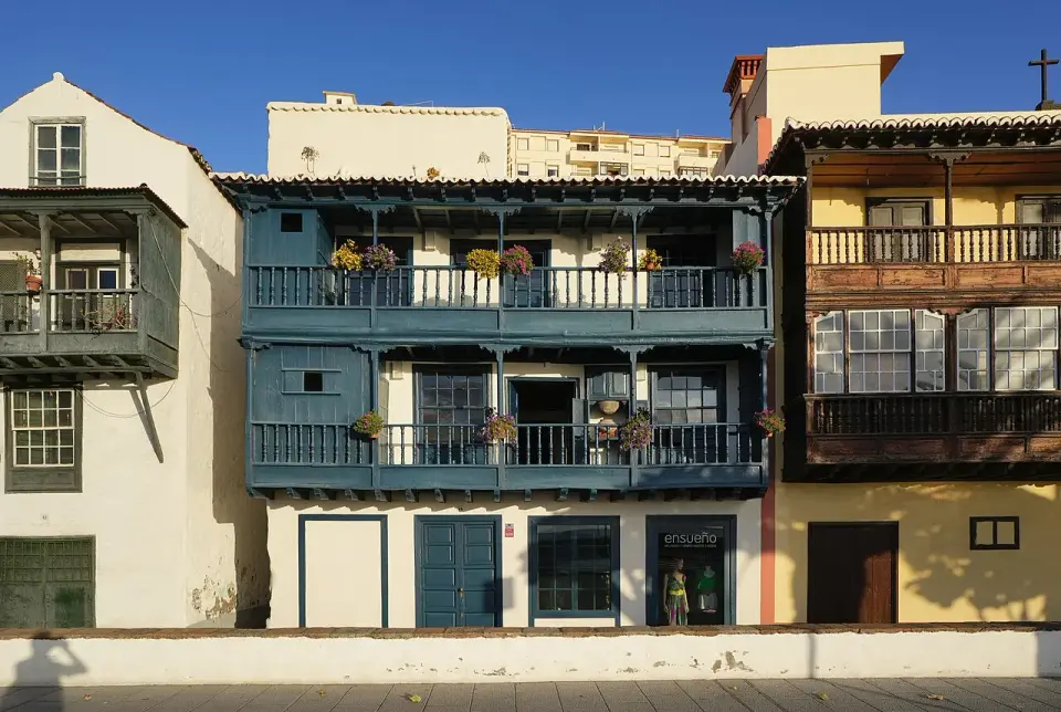 Fachadas con balcones de madera tradicionales en la avenida Marítima de Santa Cruz de La Palma