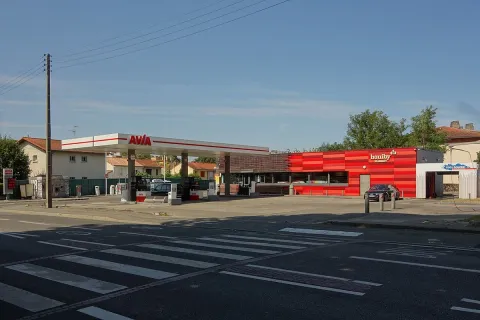 Foto de referencia de una gasolinera AVIA