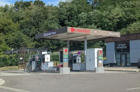 Foto de referencia de una gasolinera Carrefour
