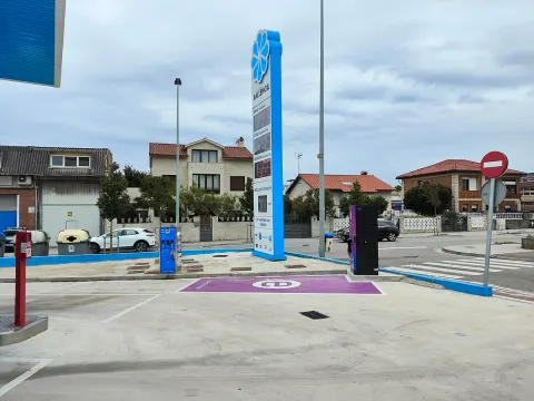 Foto de referencia de una gasolinera Ballenoil