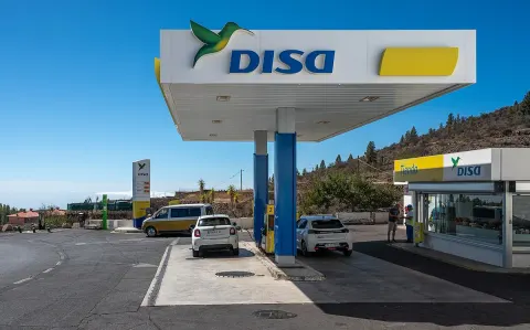 Foto de referencia de una gasolinera DISA