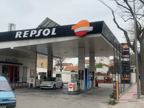 Foto de referencia de una gasolinera Repsol