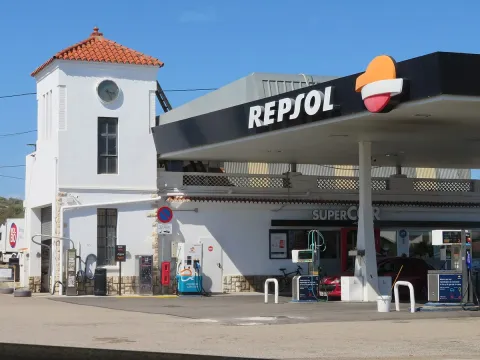 Foto de referencia de una gasolinera Repsol